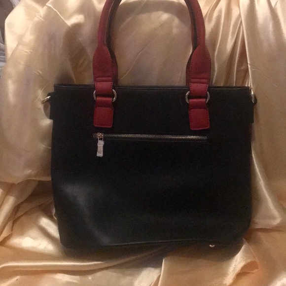 I’m selling a brand new black and red classy purse - Picture 2 of 3